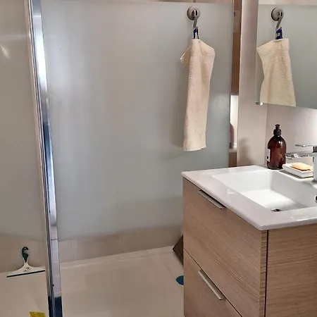 Vaste Avec Vue Sur Le Port De Plaisance