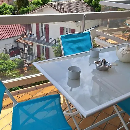 Vaste Avec Vue Sur Le Port De Plaisance