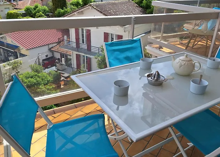 Vaste Avec Vue Sur Le Port De Plaisance